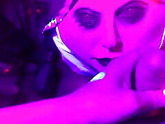 gothic handjob halloween stile, per piccolo cazzo su blacklight