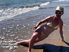 шлюха подшучивает над своим мужем на пляже