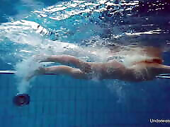 perfección rubia rusa nadando en la piscina