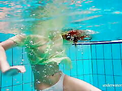 چگونه داغ نینا Mohnatka است زیر آب با بدن آبدار او