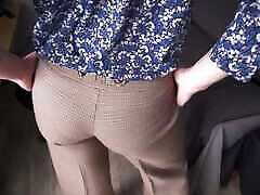 secrétaire chaude taquinant une ligne de karbacoth video visible dans un pantalon de travail serré