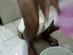 Hot Desi bhabhi bathroom me chut me ???? laga ke big blun liye