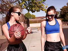 दो गर्म किशोरों की लड़कियों बास्केटबॉल खेल के बाद एक साथ कुछ अधिक गर्म करना चाहते हैं