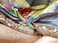 bengalische schwägerin und schwager kletterten auf das dach, bengalische schwägerin massierte schwager&039;s penis und zeigte h