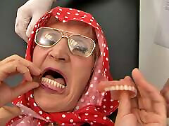 مادر بزرگ بی دندان 70 دندان مصنوعی خود را قبل از رابطه جنسی خارج می کند