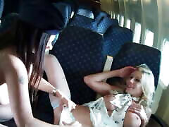 due assistenti di volo su un aereo giocano con i loro dildo nelle loro fighe strette
