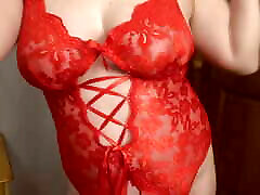 femme sexy dansant en lingerie en dentelle rouge avec des bas et des bretelles