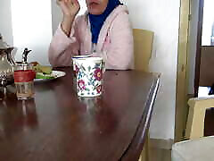 变态的穆斯林女人让继子兼在她的早晨咖啡
