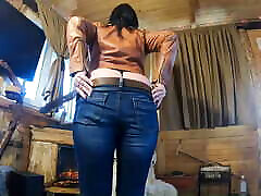 красивая сахарная красотка дразнит в обтягивающих джинсах - вестерн со стриптизом наездницы 155