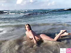 esposa amateur caliente deambulando desnuda en la playa video real