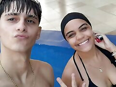 STEPBROTHER COUPLE RECORD THEMSELVES FUCKING BUT BEFORE THAT THEY ARE GOING TO TAKE SOME PICTURES IN THE POOL - riani koda dvd videso IN SPANISH