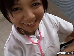 Asiatique infirmière est en train de sucer et de titty baise la bite