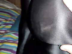 dieses mädchen in einem spandex-catsuit liebt es, sich mit sperma zu bedecken