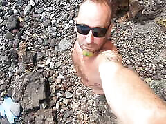 meine nackte kurzhaarige frau lutscht meinen schwanz outdoor am strand