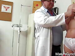 Mature Gyno- pervert gyno anunya berdara operates a cam in his surgery to record patient