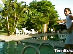 une adolescente brésilienne aux petits seins fait lamour au bord de la piscine