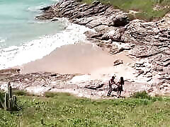 una bruna abbronzata prende un ragazzo nero in spiaggia per sbattere la sua figa stretta