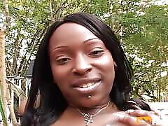 une ébène aux gros seins martèle la chatte serrée de sa copine avec un gros gode ceinture en plein air