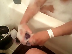 HotWeird cuckold bbc homemade bath scene