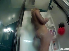 Tia berezar porn helps Vanessa Cage take a shower