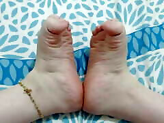 I want someone to suck my feet