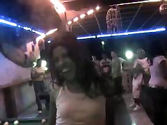 Une petite allumeuse dominicaine en blonde slut fucked dans un bar