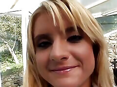 gia est une étudiante blonde qui adore se faire pilonner la chatte