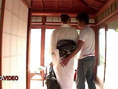 une milf asiatique sensuelle hardcore fait une pipe puis se fait pilonner férocement par un adolescent étalon milf