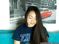 Cute Asian babe ottiene nudo in webcam