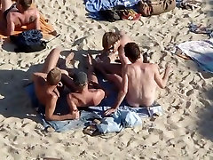 Gruppe von Jungs, die sex auf dem Strand