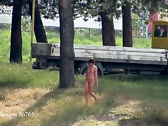 Ola solo caminando desnudo en una playa pública voyeur versión