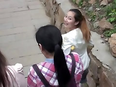 Amputé female sex rapper eve Chinoise En Bas Des Escaliers Avec Des Béquilles