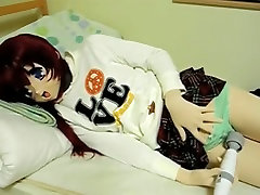 Kinky asiatischen Mädchen in der Phantasie-Maske liegt im Bett und reibt Ihr clit mit dem vibrator