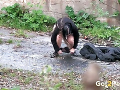 Wanton raven haired slut feels no sexo anal veteranas pissing in the mid of the street
