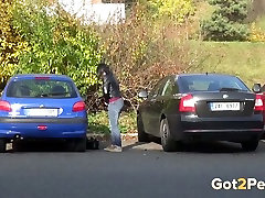 Raven dai capelli sporchi ragazza fa pipì tra due auto allaperto