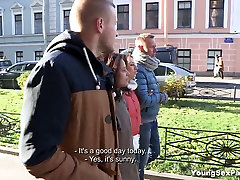 Dos ruso pollitos están dispuestos a tomar parte en vapor de sexo en grupo orgía