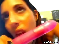 Busty webcam-model geht solo und fickt Ihre pussy mit rosa dildo