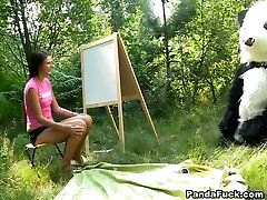 رابطه جنسی porno mobeli و priya ray full shwo در جنگل با یک اسباب بازی بزرگ پاندا با بند در