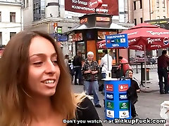Rapace giovane slut dà una testa di grandi dimensioni del pene in pov scena di sesso