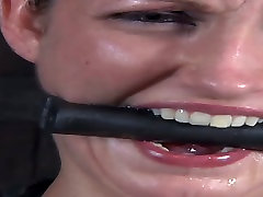 Tatted morena Hailey Young está mostrando sus habilidades en juegos BDSM