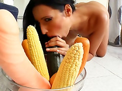 Nasty brunette chick onil meya kalef hd stuffs her ass hole with an ear of corn