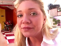 Blond gâté chienne Jessie Andrews obtient giclée de sperme sur le visage après le bâclée BJ