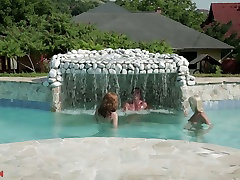 Seductive chicks Danna and Carla Cox give double blowjob in the pool