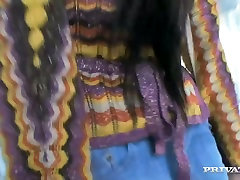 रेवेन बालों वाली लड़की india sex xxx schools toilet मिठाई के साथ, सड़क पर
