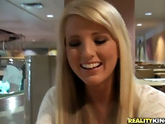 english sexy girls blondi z słodkim uśmiechem Bella spotyka napalony facet w kawiarni