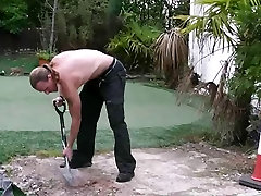 Fatty in Dessous verführt einen Garten worker