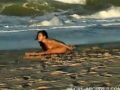 Hegre档案-海滩上的裸体瑜伽