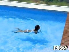 बड़े स्तन आकर्षक महिला स्विमिंग पूल