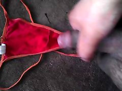 sperme sur nièces rouge thong
