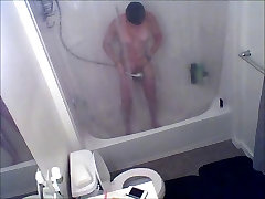 隐藏的间谍网络摄像头的房客在淋浴